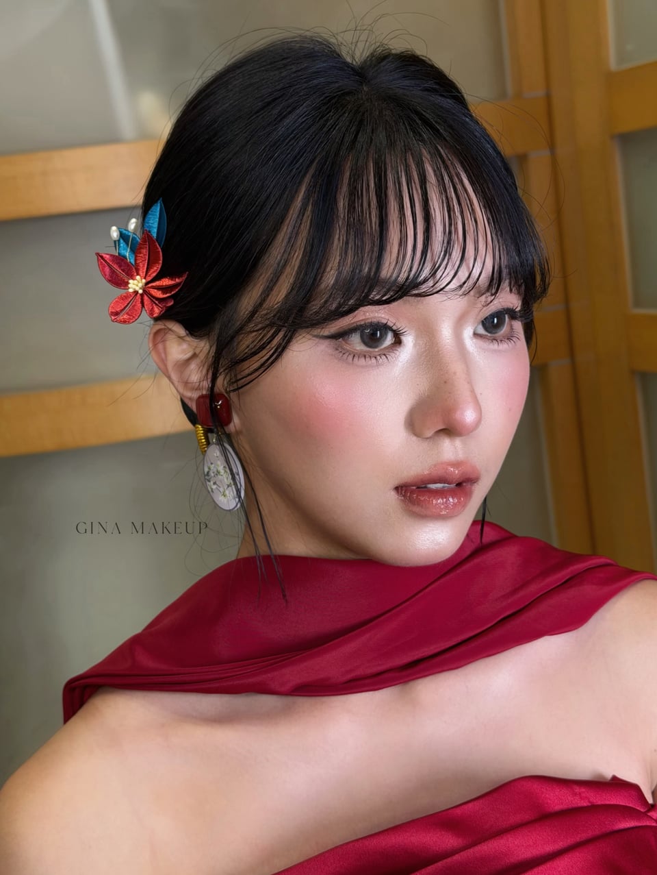 Gina 彩妝作品:紅色服裝與花飾搭配柔和妝感